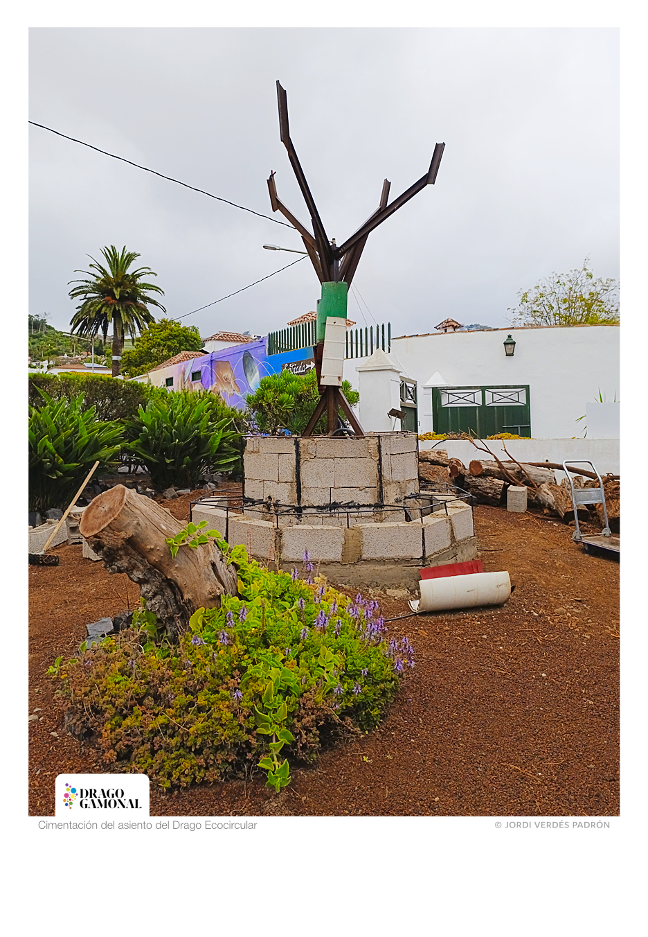 Cimentación y estructura del asiento del Drago Ecocircular, así como colocación de algunas piezas del tronco - © Jordi Verdés Padrón